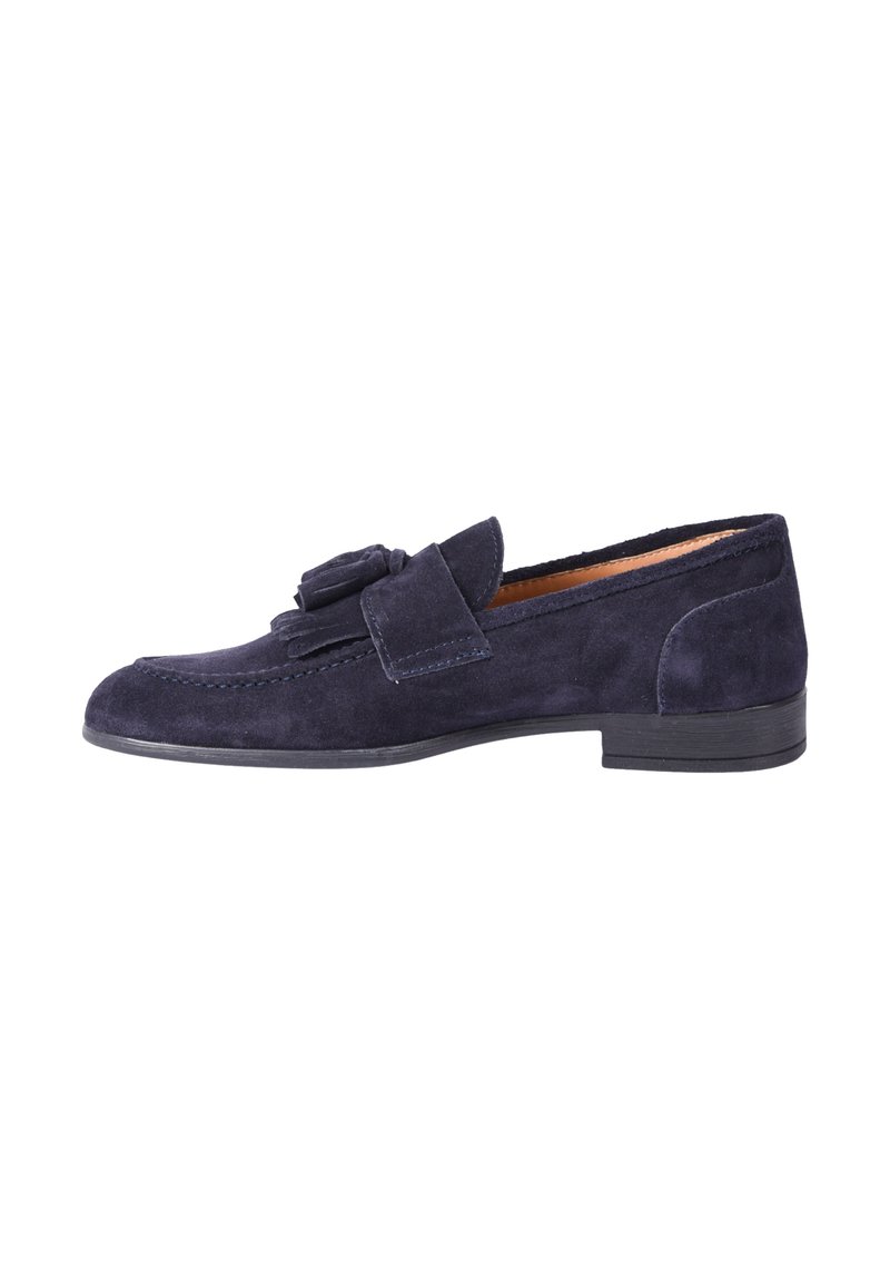 Mocassino in suede blu navy con dettaglio a fiocco, suola piatta, punta arrotondata e accenti cuciti. Texture liscia con un aspetto morbido.