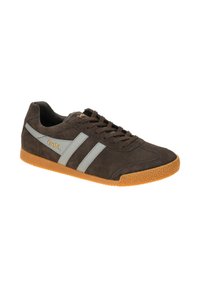 Zapatillas de ante marrón con rayas grises, cuello acolchado y suela de goma texturizada. Presenta un logotipo de marca en dorado en el lateral.