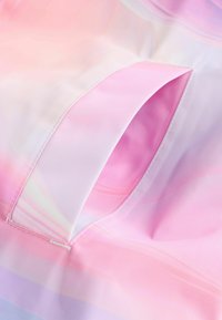 Pastelgekleurde stof met een gladde, gestructureerde oppervlakte, met een subtiele verloop van roze naar lavendel en een schuin uitgesneden detail.