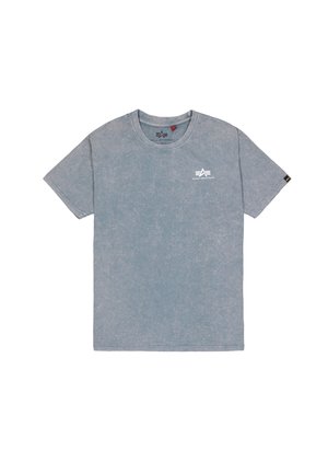 Plava kratka majica s ovim rukavima i okruglim izrezom, s malim bijelim logotipom Alpha Industries na lijevoj strani prsiju i oznakom na rukavu.