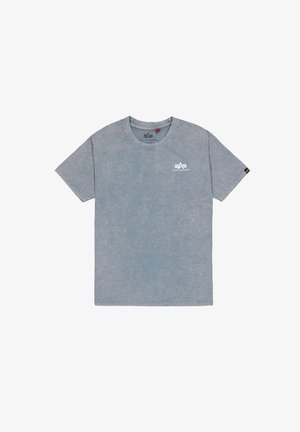 Sinine happepesu lühikeste varrukatega T-särk ümmarguse kaelusega, millel on vasakul rinnal väike valge Alpha Industriesi logo ja varruka silt.