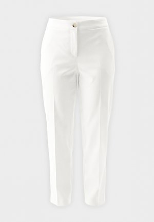 Weiße, maßgeschneiderte Hose mit Vorderknopf und Reißverschluss, geraden Beinen und gebügelten Bügelfalten, vor schlichtem Hintergrund dargestellt.