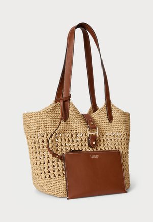 Vævet stråtpung med brune læderstropper og detaljer. Inkluderer en matchende brun læderpung med logo, der har en tekstureret overflade.