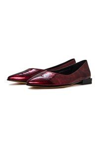 Ballerines en cuir verni rouge avec un bout pointu et un petit talon carré. La surface présente une texture et un éclat subtils.