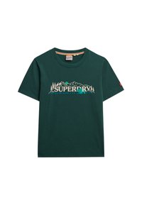 Ciemnozielona koszulka z krótkim rękawem z napisem "Superdry Outdoor Supply Co." oraz grafiką góry, drzewa i żaby na klatce piersiowej.