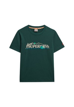 Ciemnozielona koszulka z krótkim rękawem z napisem "Superdry Outdoor Supply Co." oraz grafiką góry, drzewa i żaby na klatce piersiowej.