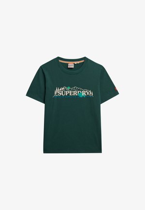 Ciemnozielona koszulka z krótkim rękawem z napisem "Superdry Outdoor Supply Co." oraz grafiką góry, drzewa i żaby na klatce piersiowej.