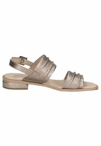 Sandalia de bronce metálico con dos tiras plisadas, punta abierta, tira en el tobillo con hebilla y un tacón bajo. Textura suave y diseño minimalista.