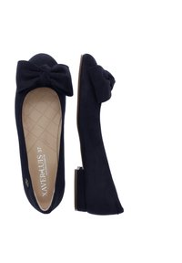 Marineblaue Wildleder-Ballettschuhe mit einer großen Schleife auf der Vorderseite, einer gepolsterten Innensohle und einem niedrigen, abgerundeten Absatz. Musterige Innenauskleidung sichtbar.