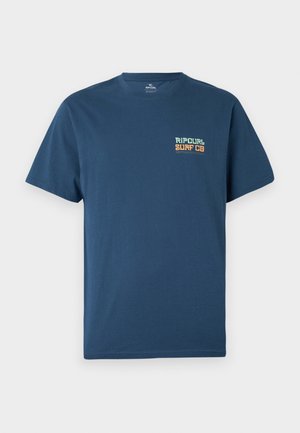 T-shirt en coton bleu marine à manches courtes et col rond. Présente un petit logo multicolore "Ripcurl Surf Co" sur le côté gauche de la poitrine.