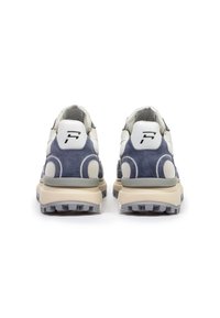 Sneaker con una toma superiore in suede bianco e blu navy, dettagli in rete, accenti grigi, logo rotondo sul tallone e una suola in gomma spessa e texture.