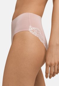 Mutandine rosa a vita alta realizzate in tessuto liscio con bordo in pizzo sui lati. Presentano un design senza cuciture per il massimo comfort e un motivo delicato.