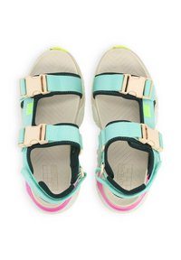 Sandal leggera con suola beige, cinturini blu acqua e dettagli rosa. Presenta fibbie regolabili e una soletta testurizzata.