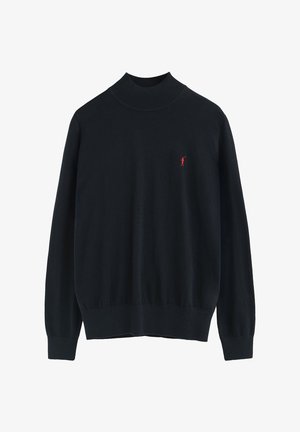 Maglione nero a collo alto con polsini a costine. Presenta un piccolo logo rosso sul petto. Texture morbida, design casual.