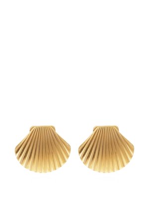 Paire de boucles d'oreilles en or en forme de coquilles Saint-Jacques avec une texture rainurée sur fond blanc.