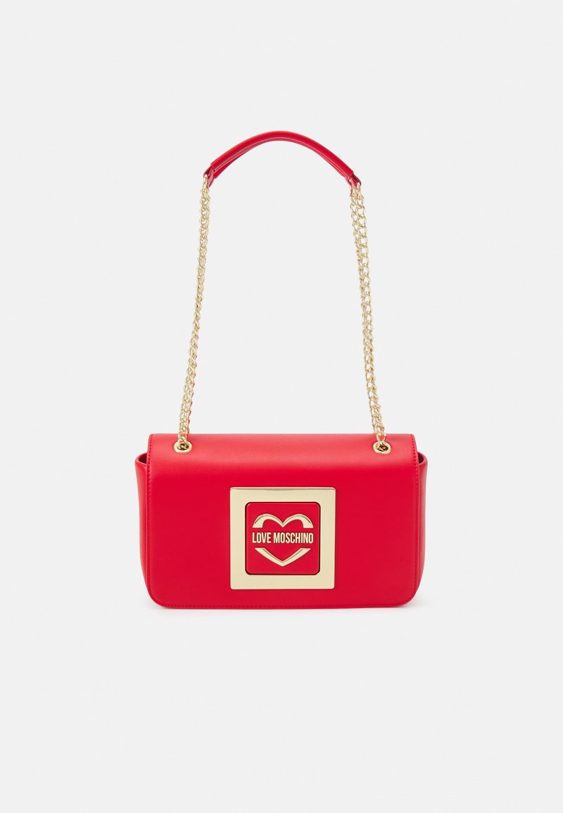 Borsa a tracolla in finta pelle rossa con catena dorata, logo quadrato con cuore, forma rettangolare e texture liscia.