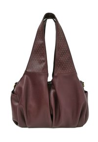Borsa in pelle color bordeaux con due ampie cinghie, caratterizzata da una texture morbida e plissettata e piccoli fori nella sezione superiore.