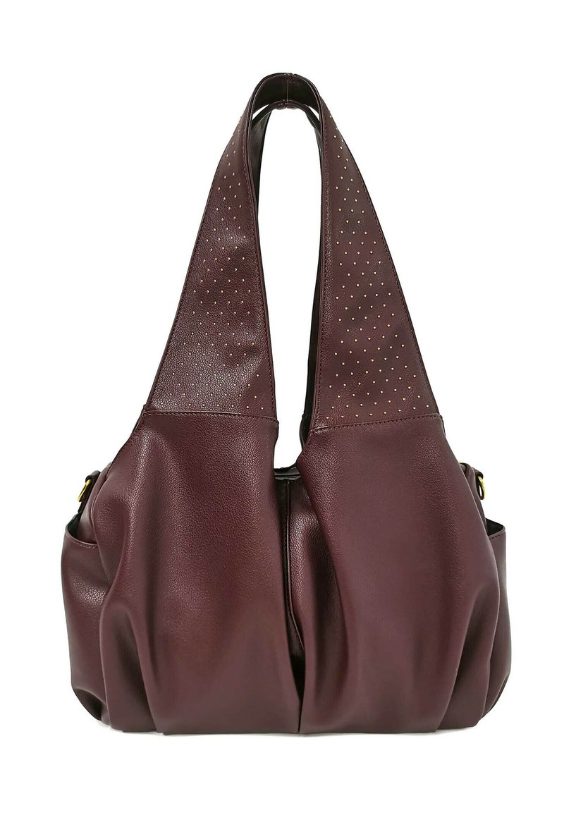Borsa in pelle color bordeaux con due ampie cinghie, caratterizzata da una texture morbida e plissettata e piccoli fori nella sezione superiore.