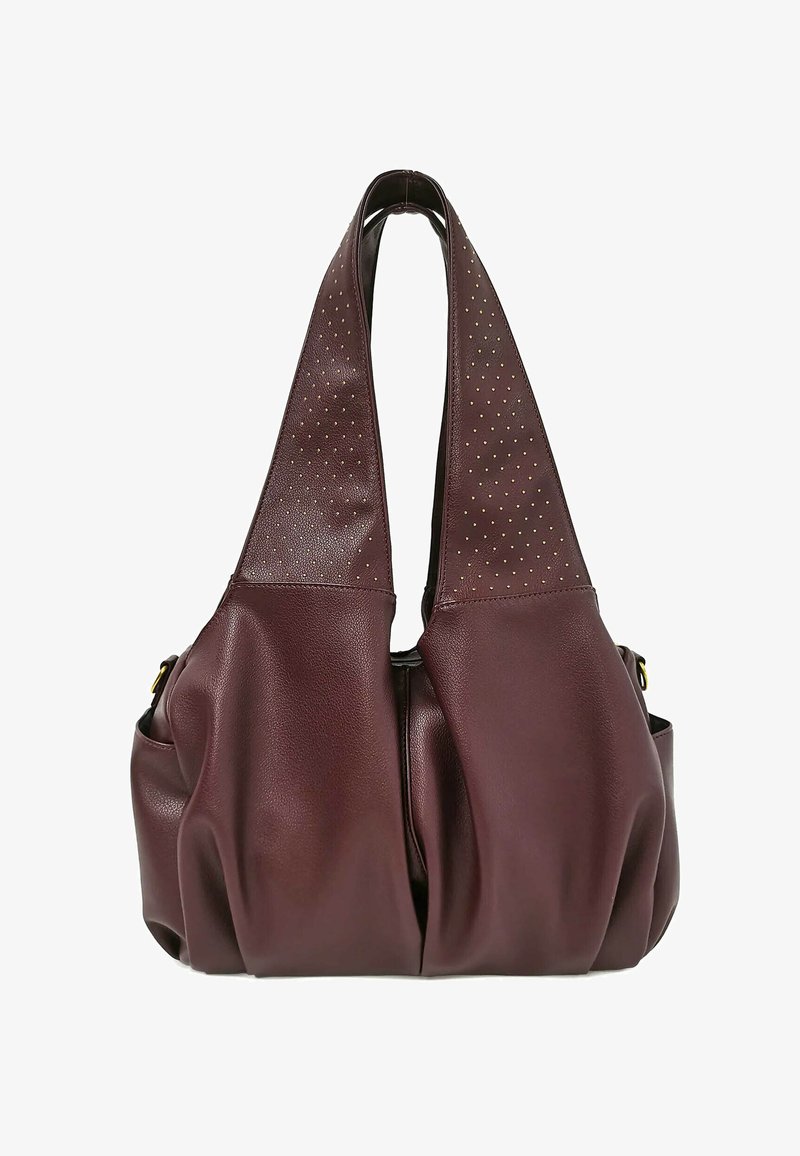 Borsa in pelle color bordeaux con due ampie cinghie, caratterizzata da una texture morbida e plissettata e piccoli fori nella sezione superiore.