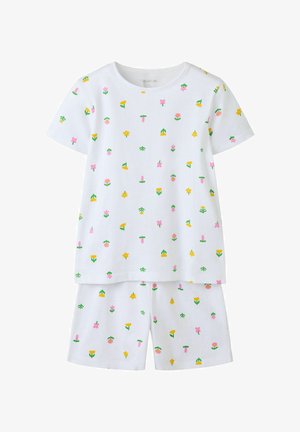 Set din cămașă albă cu mâneci scurte și pantaloni scurți, cu modele florale mici în roz, galben și verde, distribuite uniform pe ambele piese.