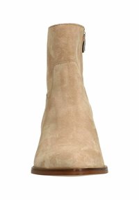 Stivaletto beige in suede con punta arrotondata, dettaglio della cerniera laterale e suola marrone liscia. Superficie testurizzata con accenti minimi.