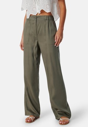 Olijfgroene wijde broek met een zachte textuur, voorzien van een knoop en elastische tailleband en twee zijzakken.