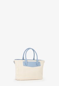 Borsa a tracolla in tela color crema con accenti in ecopelle blu chiaro, caratterizzata da manici intrecciati, una forma strutturata e dettagli di cucitura minimalisti.