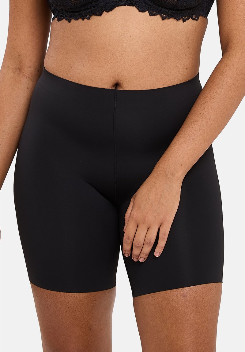 Shorts de shapewear noirs taille haute en matériau lisse et extensible, avec un design ajusté et une coupe mi-cuisse.