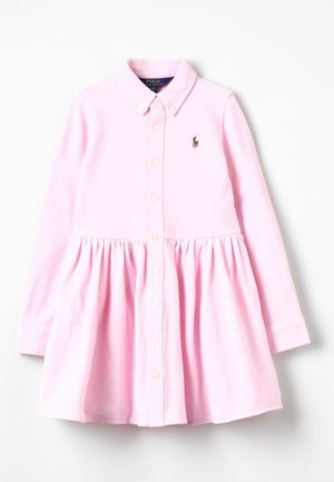 Hellrosa langärmliges Kleid mit Knopfleiste vorne, gerafftem Rock, Kragen und kleinem gesticktem Logo auf der Brust.