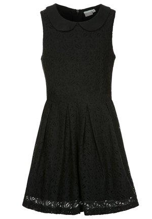 Czarna sukienka bez rękawów z koronką, z kołnierzykiem typu Peter Pan, dopasowanym gorsetem oraz rozkloszowaną spódnicą do kolan z podszewką.