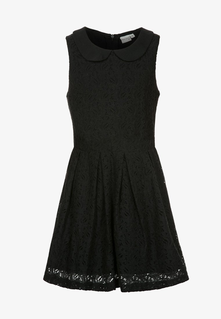 Robe noire sans manches en dentelle avec un col Claudine, un corsage ajusté et une jupe évasée mi-longue avec une doublure en dessous.