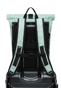 Mochila de rollo con un patrón geométrico en verde menta, tirantes acolchados negros y hebillas ajustables. Incluye una base negra elegante.