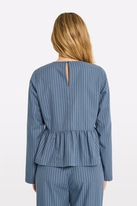Peplum-Bluse in Hellblau mit vertikalen Streifen. Besitzt lange Ärmel, eine Schlüsselaugenöffnung im Rücken und eine geraffte Taillendetails.