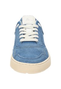 Blaue Cord-Sneaker mit weißen Schnürsenkeln und Akzenten. Abgerundete Spitze und strukturierter Oberstoff. Verfügt über eine Gummisohle mit horizontalen Rillen.