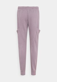 Pantaloni sportivi di un leggero lavanda realizzati in morbido misto cotone. Presentano una vita elasticizzata, tasche laterali e polsi aderenti alle caviglie.