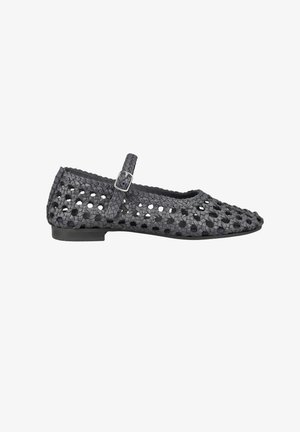 Chaussure plate tissée noire avec une bride Mary Jane tressée et une boucle, dotée d'un petit talon et d'un bout arrondi.