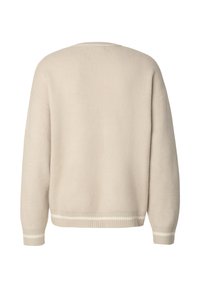 Beige gebreide trui met lange mouwen, geribbelde manchetten en zoom met twee witte strepen, gezien vanaf de achterkant.
