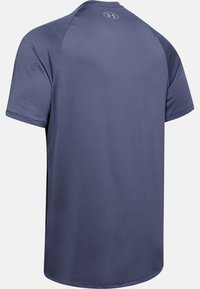 Granatowa sportowa koszulka z krótkim rękawem o gładkiej fakturze i zaokrąglonym dekolcie. Z logo na karku. Lekka tkanina.
