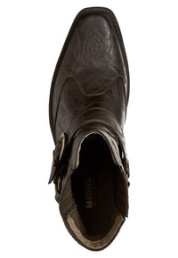 Brun läderankelboot med spetsig tå, dekorativa sömmar och detalj med spänne på sidan. Texturerad innerfoder synlig.