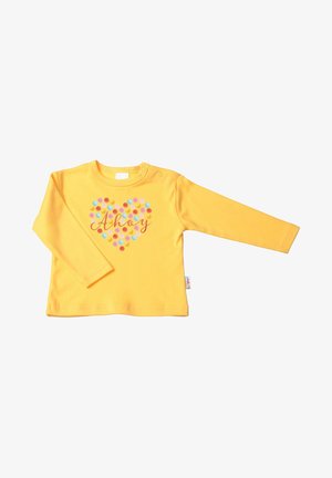 Gelbes Langarmshirt mit einem Herzdesign aus bunten Punkten und dem Wort "Ahoy" in Rot, mit Druckknopfverschluss an der Schulter.