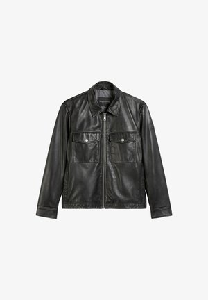 Schwarze Lederjacke mit Kragen, Frontreißverschluss und zwei Brusttaschen. Glatte Textur und minimalistisches Design.