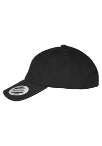 Gorra de béisbol negra hecha de tela texturizada. Cuenta con una correa ajustable en la parte posterior y una etiqueta circular blanca con la inscripción "AJUSTABLE".