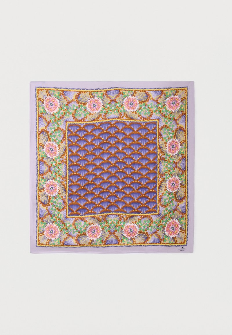 Τετράγωνο μεταξωτό φουλάρι με μοτίβο μωβ και χρυσών κοχυλιών στο κέντρο, περιμετρικά με ροζ λουλούδια και πράσινα φύλλα σε ανοιχτό λεβαντό φόντο.