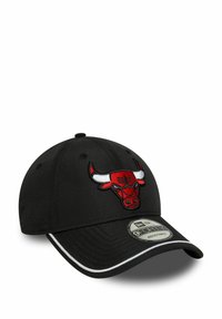 Schwarze Baseballmütze mit einem roten und weißen gestickten Bullenlogo, gebogenem Schirm und weißen Akzentdetails entlang des Randes. Verstellbares Design für eine perfekte Passform.