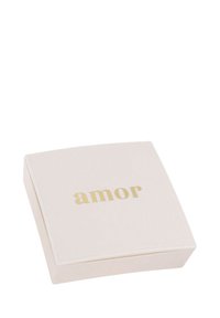 En fyrkantig, ljusrosa låda med en jämn yta som har ordet "amor" i gyllene bokstäver på toppen. Minimalistisk design utan ytterligare mönster.