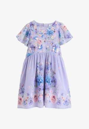 Lavendelfarbenes Kleid mit kurzen, gerafften Ärmeln, verziert mit einem blauen, rosa und lila Blumenmuster, das mit Pailletten auf Oberteil und Rock geschmückt ist.
