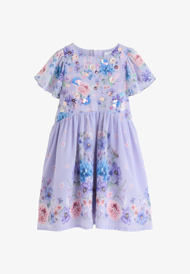 Levendula színű ruha rövid, fodros ujjakkal, kék, rózsaszín és lila virágmintával, flitterekkel díszítve az előkön és a szoknyán.