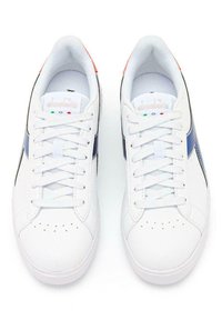 Sneakers bianchi con tomaia in pelle liscia, dotate di dettagli laterali blu, punta perforata e lacci bianchi piatti. Logo del brand sulla linguetta.
