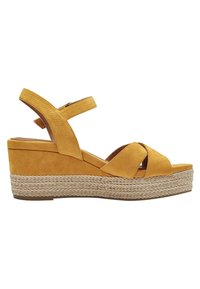 Sandalias de cuña de ante amarillo con diseño de tiras cruzadas, correa de tobillo ajustable y plantilla de yute trenzado, con un acabado texturizado.