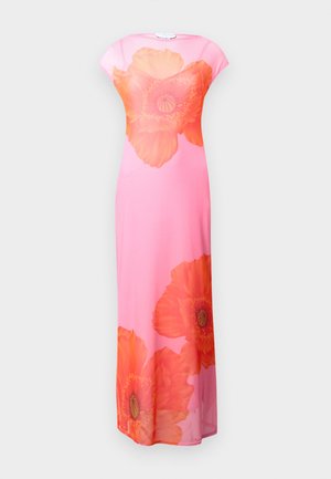 Robe maxi en tissu rose avec de grands motifs floraux de coquelicots oranges. Manches courtes, encolure ronde et design fluide.